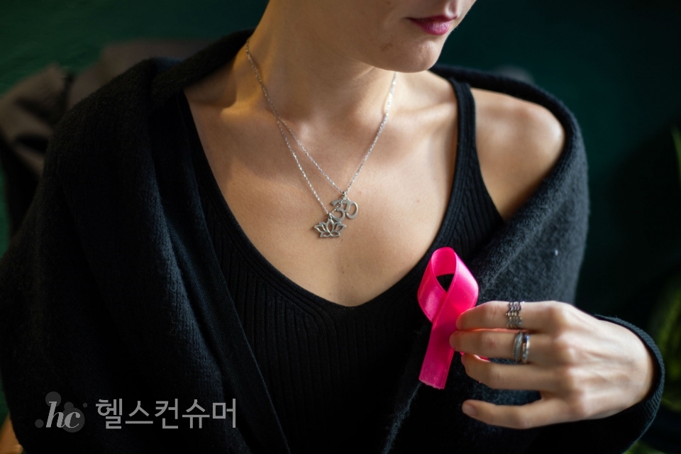 핑크리본은 유방암에 대한 저항을 상징한다, 사진제공: 게티이미지코리아