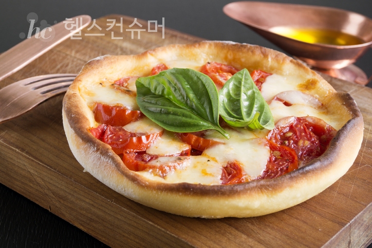 나폴리 피자, 정석적인 나폴리피자는 토핑으로 토마토, 치즈, 바질 이렇게 3가지만 쓰는게 원칙이라고 한다