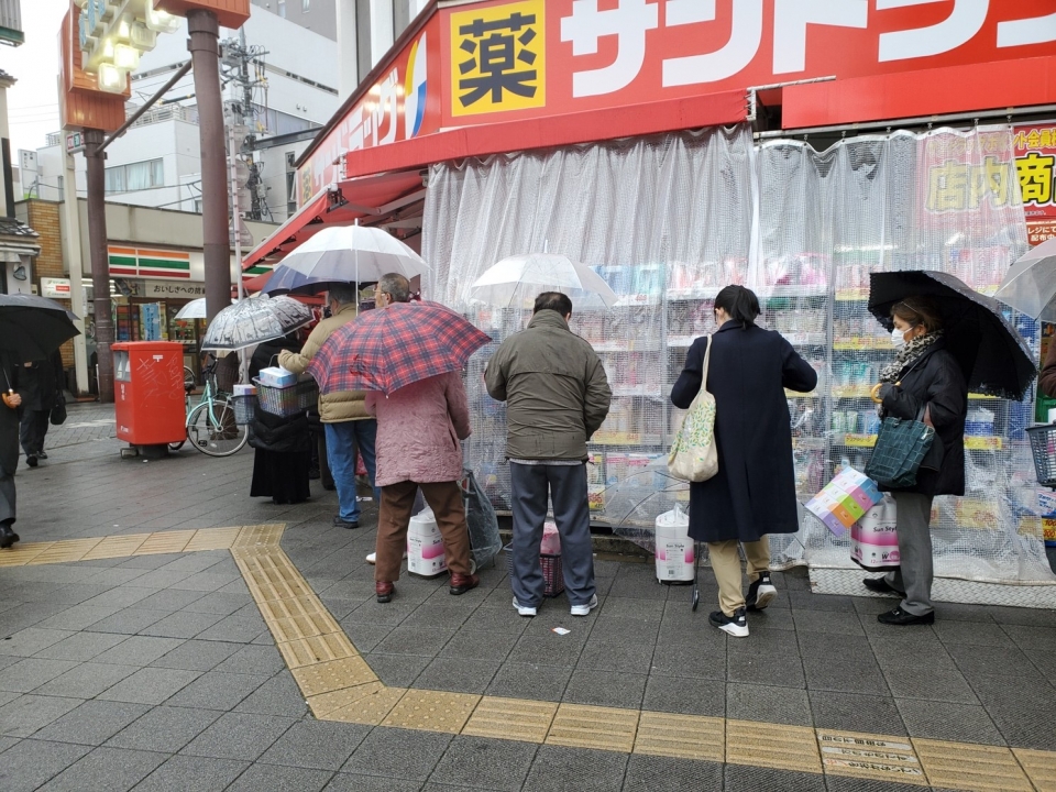 약국이 문을 열기도 전부터 화장지를 사기 위해 줄을 선 도쿄 시민들. (3월2일 촬영)