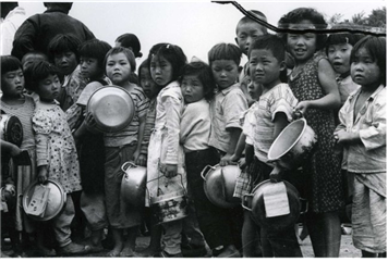 밀가루 배급 타러 나온 아이들, 사진제공: 전쟁기록관