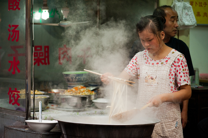 중국 시장의 면요리 가게, 자료제공: 게티이미지코리아