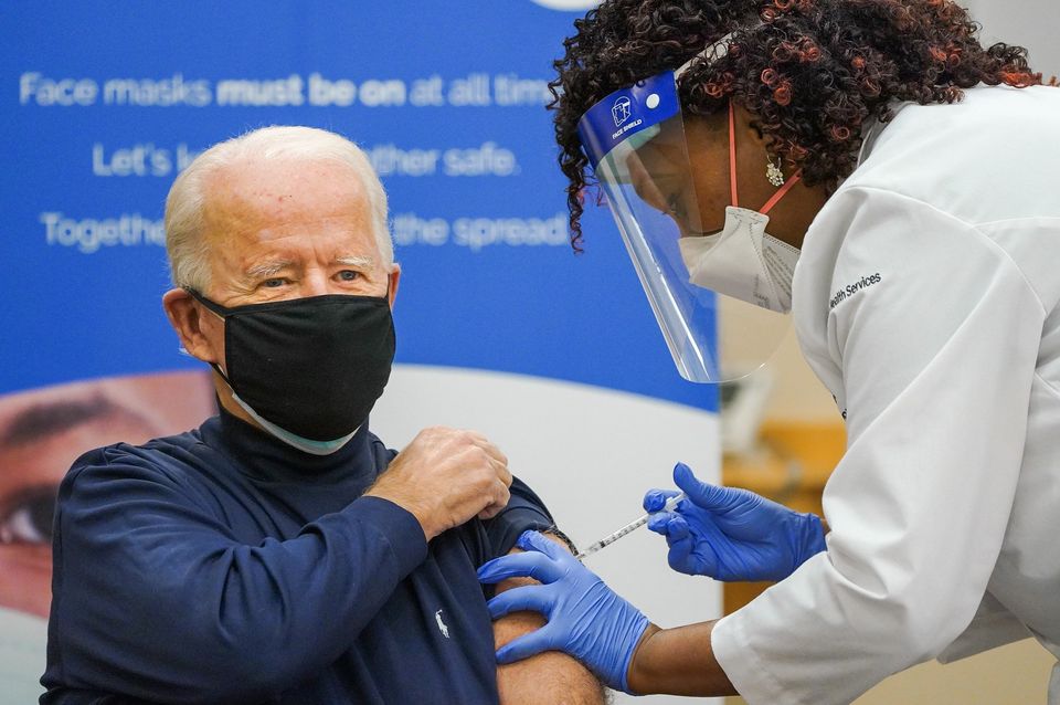 백신을 접종받는 조 바이든 미 대통령 당선인, 사진제공: 조 바이든 페이스북
