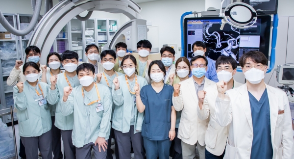 재관류치료 뇌졸중센터 인증을 기념하여 의료진이 파이팅을 외치고 있다. (사진출처) : 강북삼성병원