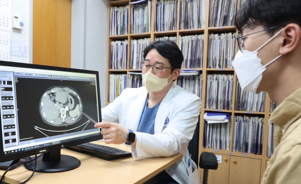 세브란스병원 장기이식센터 주동진 교수가 간이식에 대해 설명하고 있다. (사진출처)세브란스병원