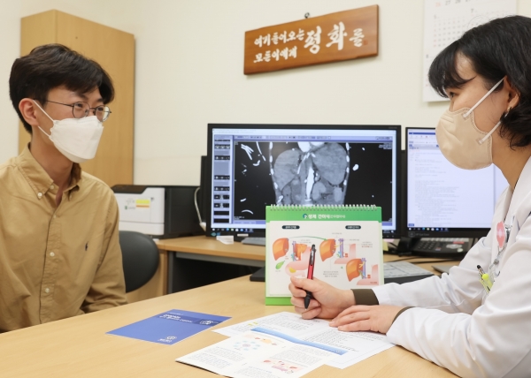 세브란스병원 장기이식센터에서 코디네이터가 상담을 하고 있다. (사진출처)세브란스병원
