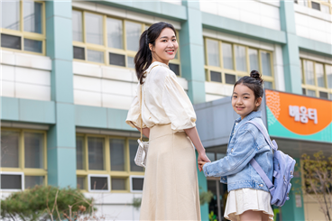 ▲ 부모와 함께 등교하기도 분리불안 치료의 단계다(사진출처: 클립아트코리아).<br>